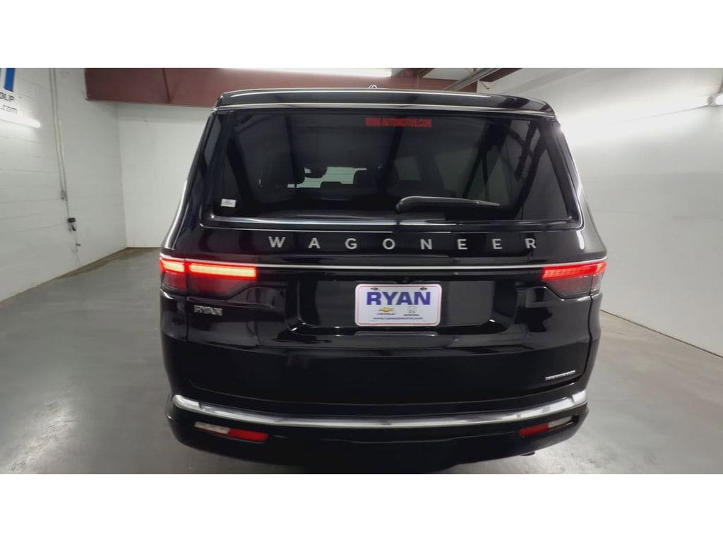 Used 2024 Jeep Wagoneer L Series II RWD image 7