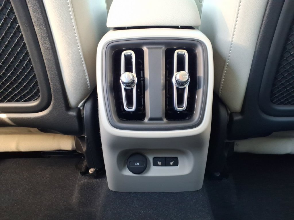 Certified 2024 Volvo XC40 B5 Plus AWD/4WD image 23