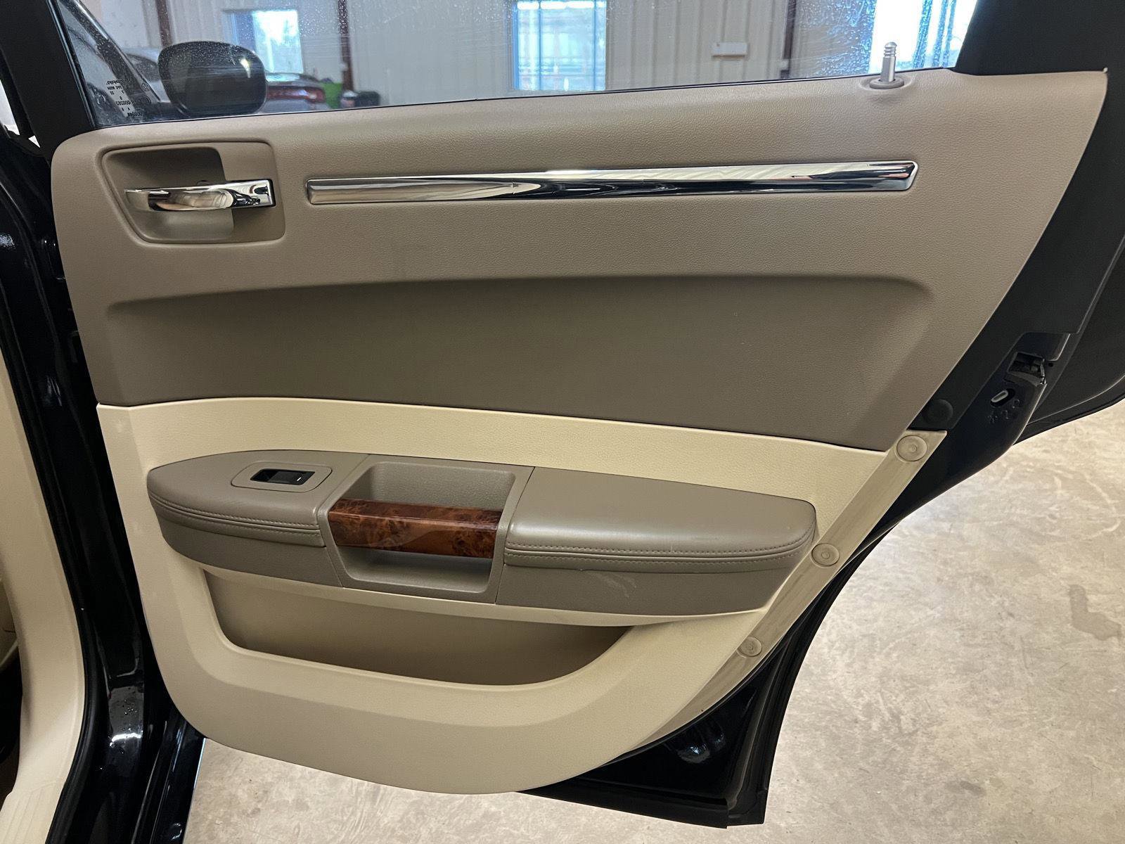 Used 2008 Chrysler 300 C image 29