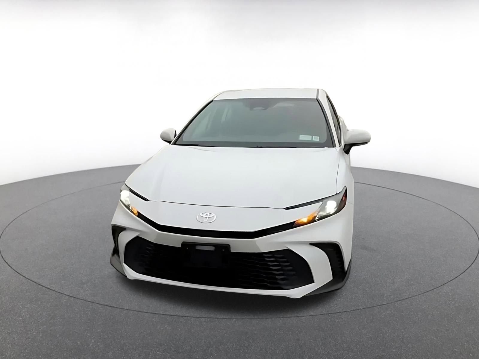 Used 2025 Toyota Camry SE image 4