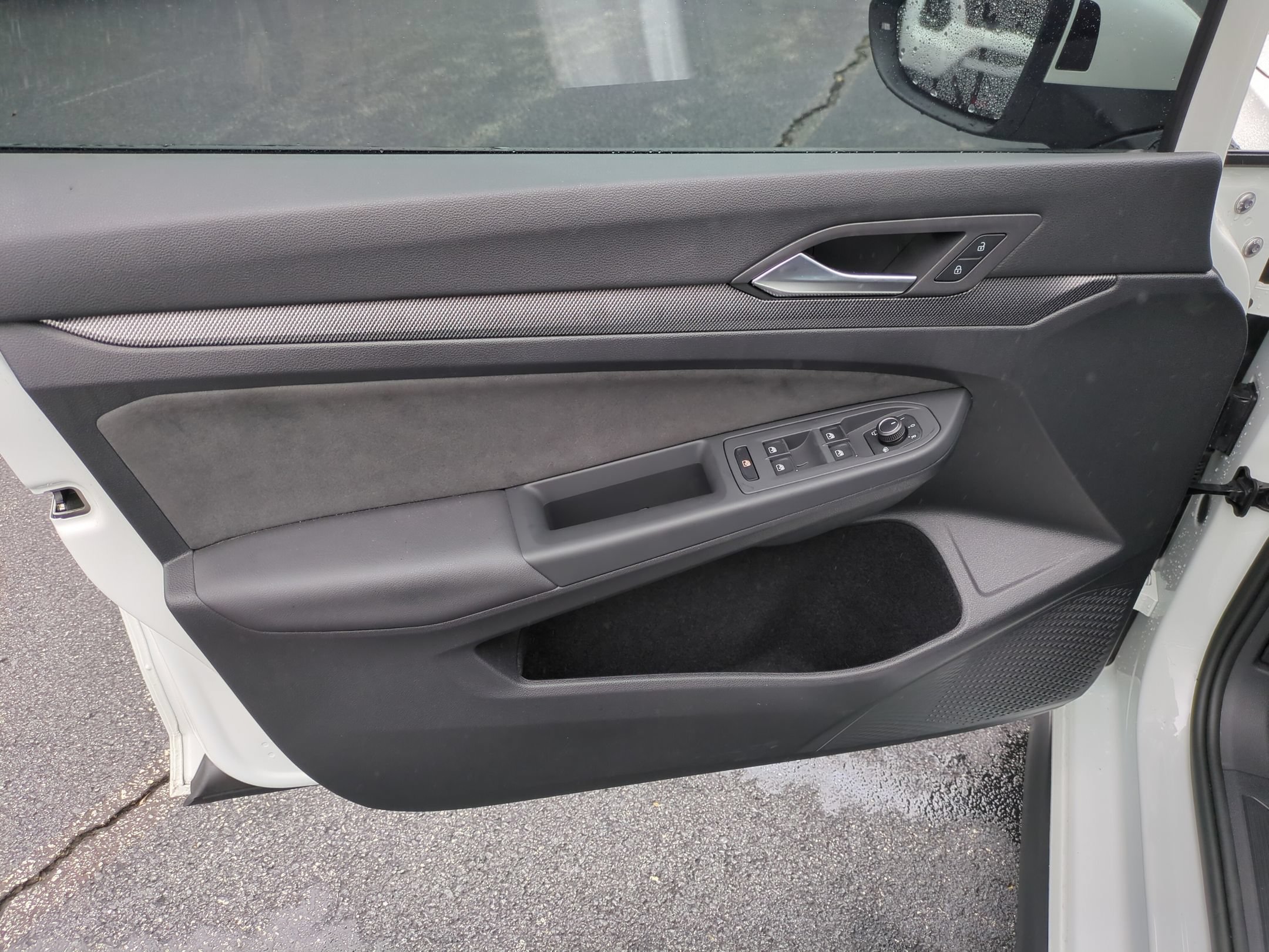 Used 2025 Volkswagen Golf SE FWD image 14