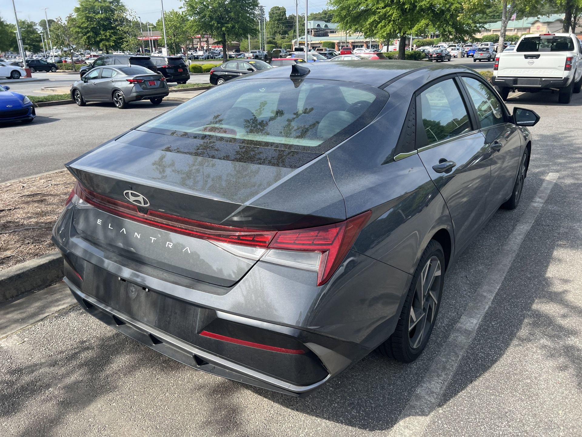 Used 2025 Hyundai Elantra SEL image 3