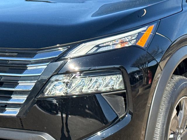 Certified 2025 Nissan Rogue SV image 5