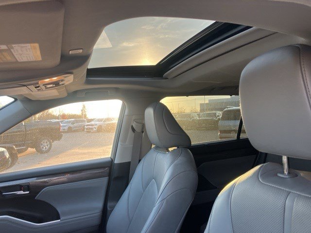 Used 2023 Toyota Highlander Limited image 13