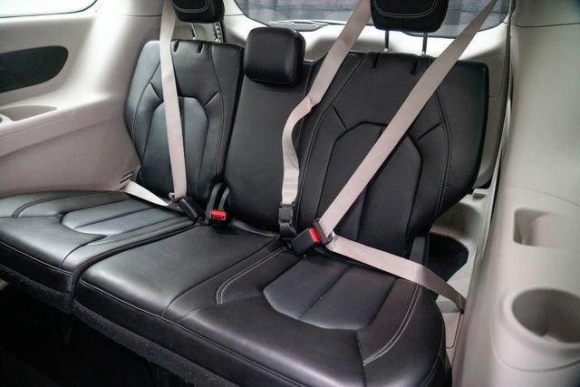 Used 2023 Chrysler Pacifica Touring-L image 25