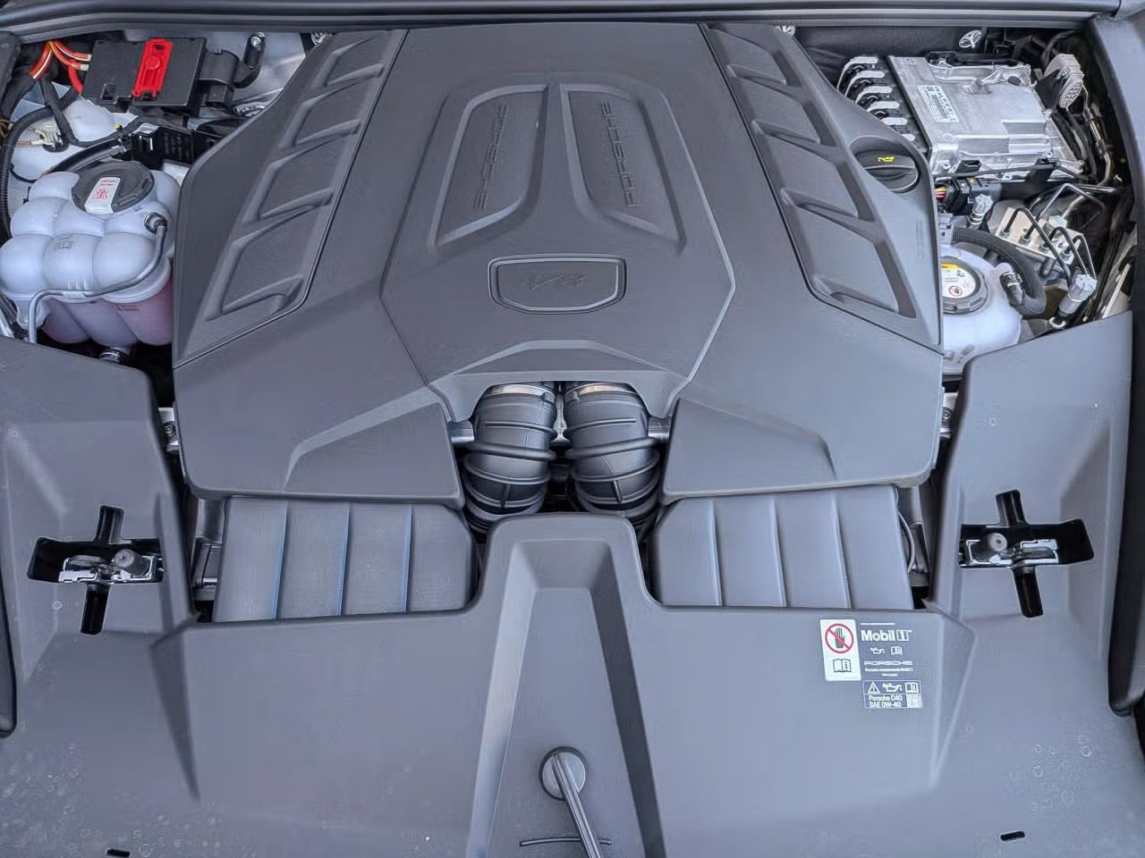 Certified 2025 Porsche Cayenne Turbo AWD/4WD image 27