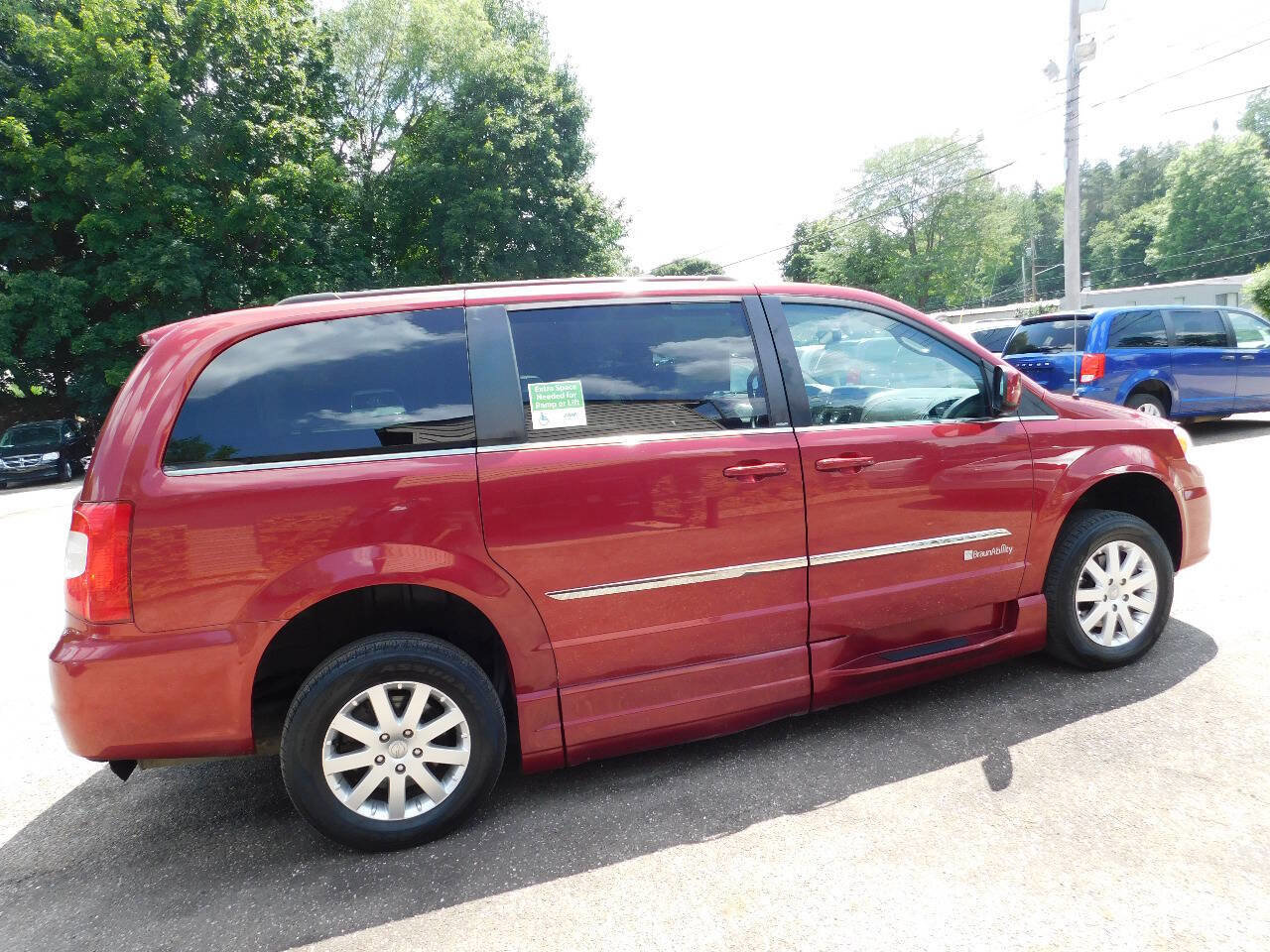 Used 2013 Chrysler Town & Country Touring image 14