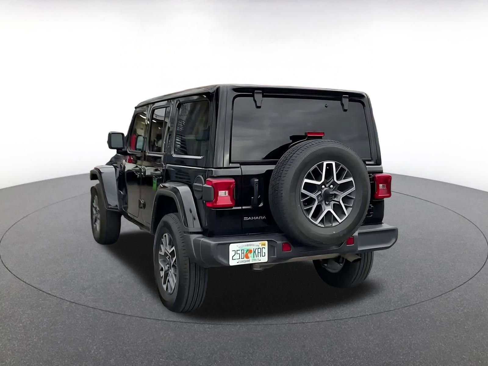 Used 2025 Jeep Wrangler Sahara image 11