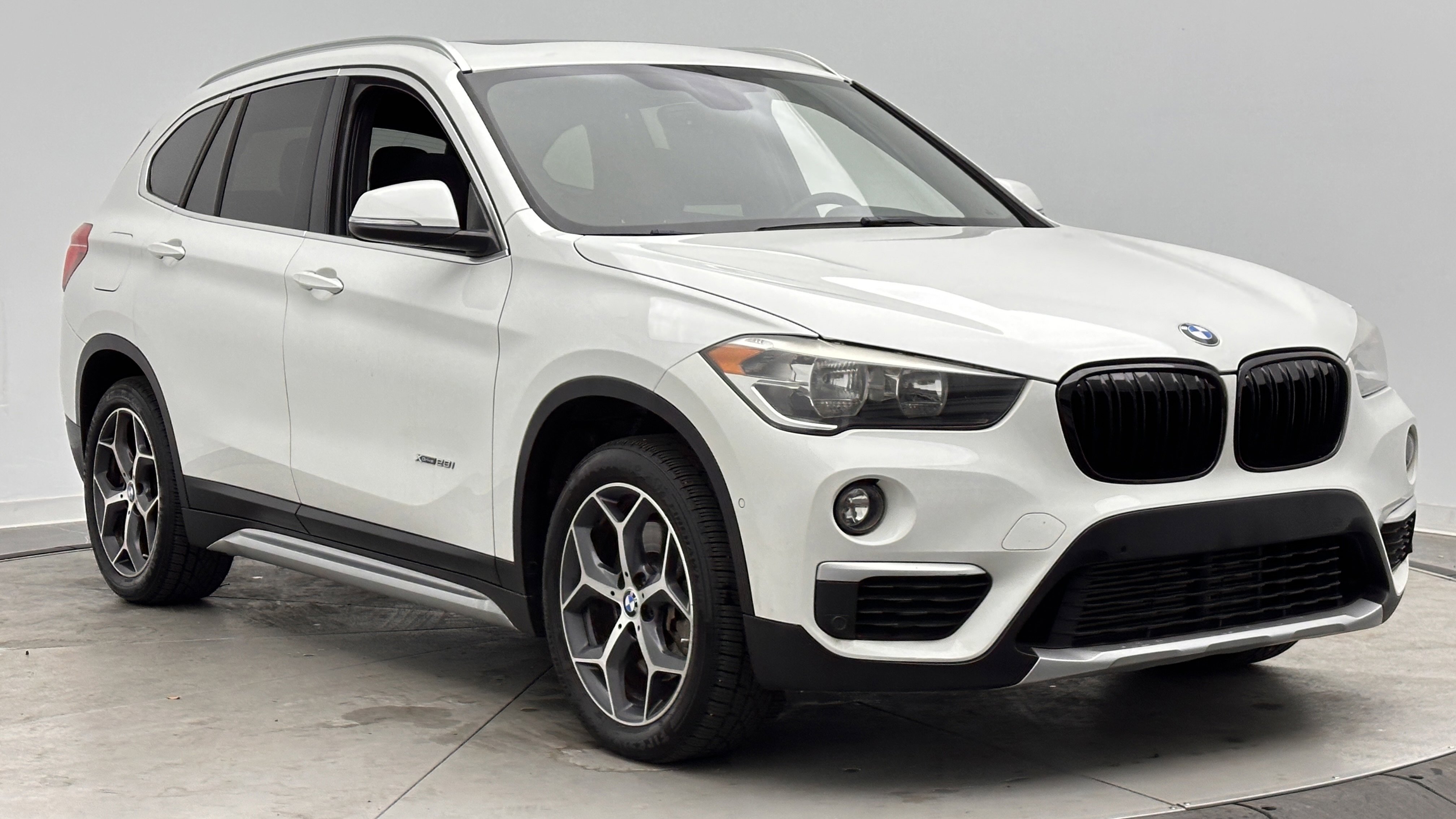 Used 2018 BMW X1 xDrive28i AWD/4WD image 3