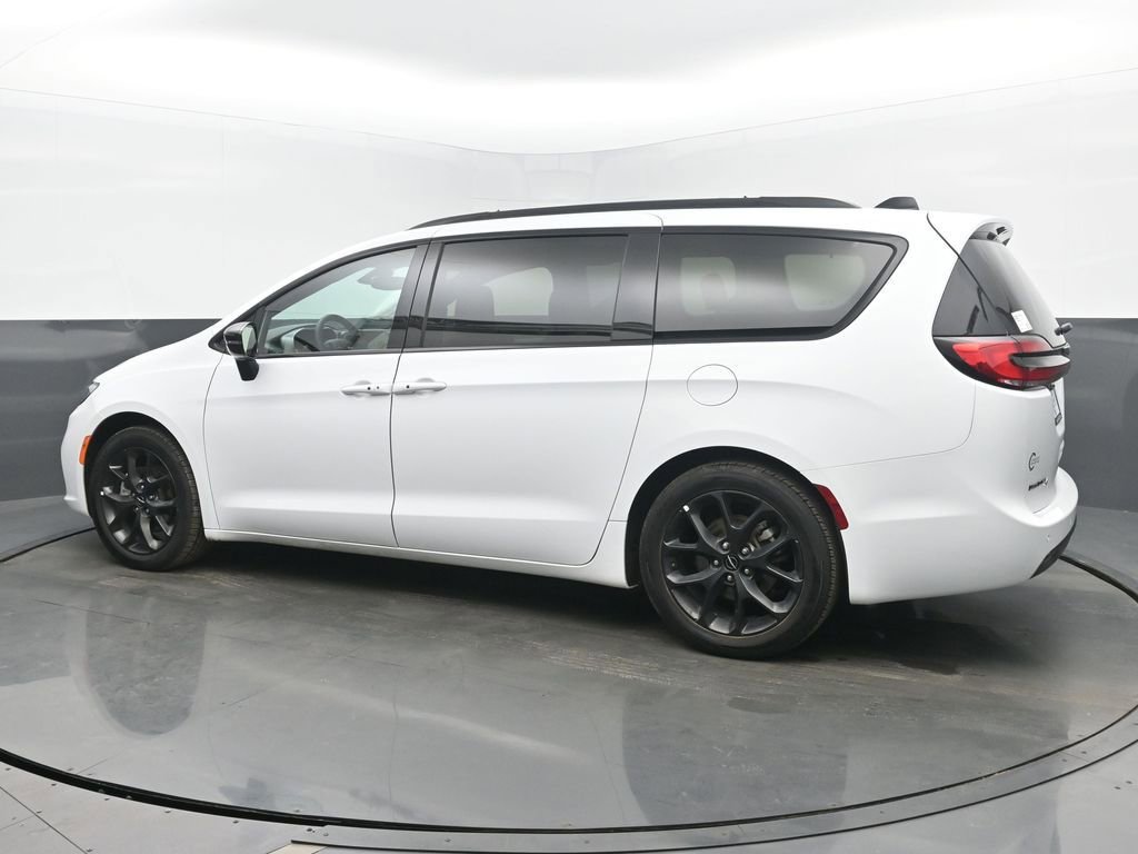 Used 2025 Chrysler Pacifica Limited image 3
