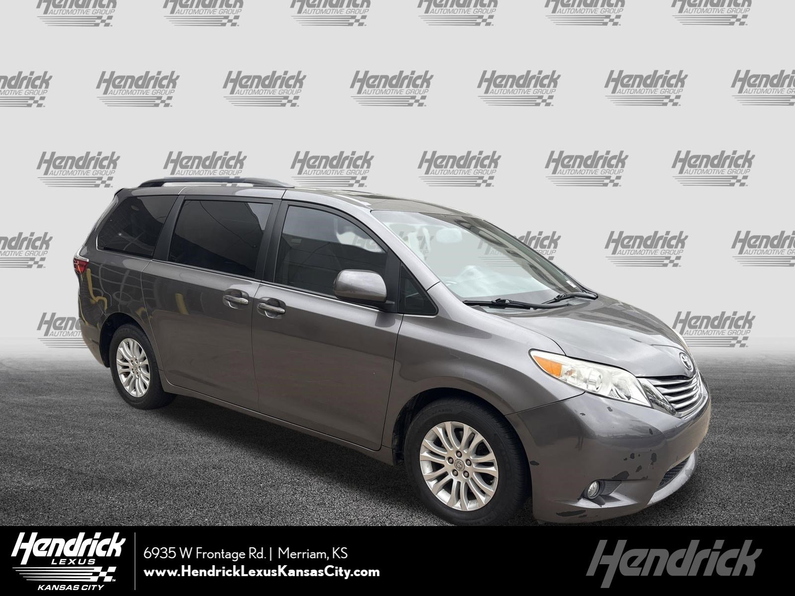 Used 2015 Toyota Sienna XLE image 1