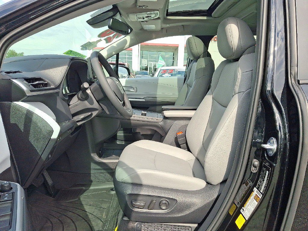 Used 2026 Toyota Sienna XLE FWD image 18