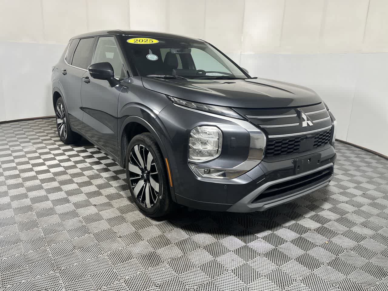 Used 2025 Mitsubishi Outlander SE AWD/4WD image 2