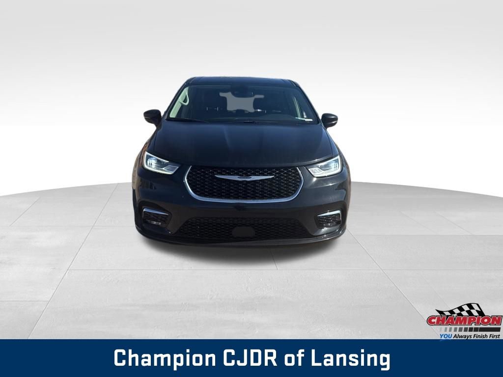 Used 2024 Chrysler Pacifica Touring-L FWD image 8