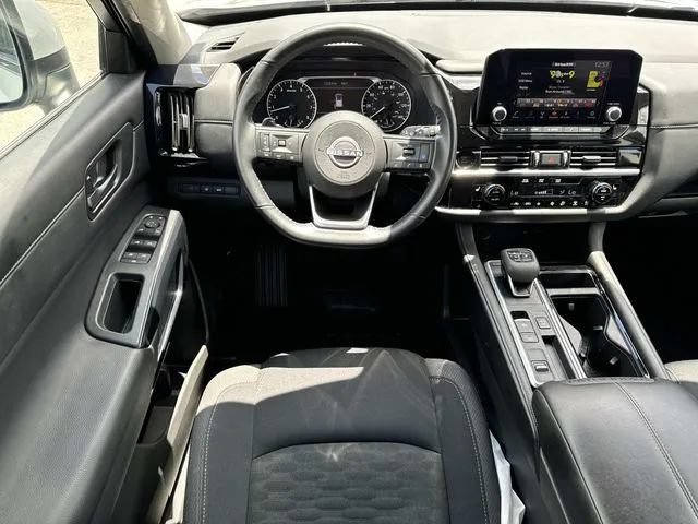 Used 2025 Nissan Pathfinder SV FWD image 16