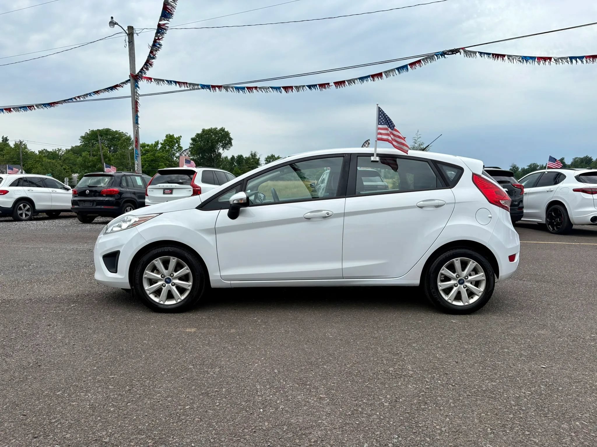 Used 2013 Ford Fiesta SE FWD image 2