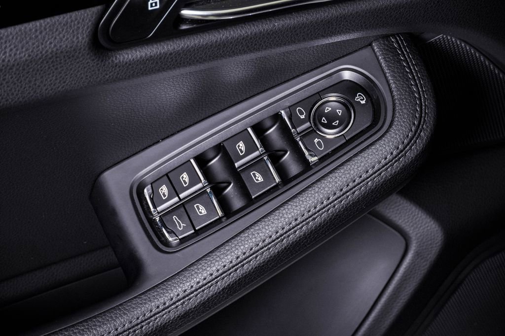Certified 2025 Porsche Macan image 26