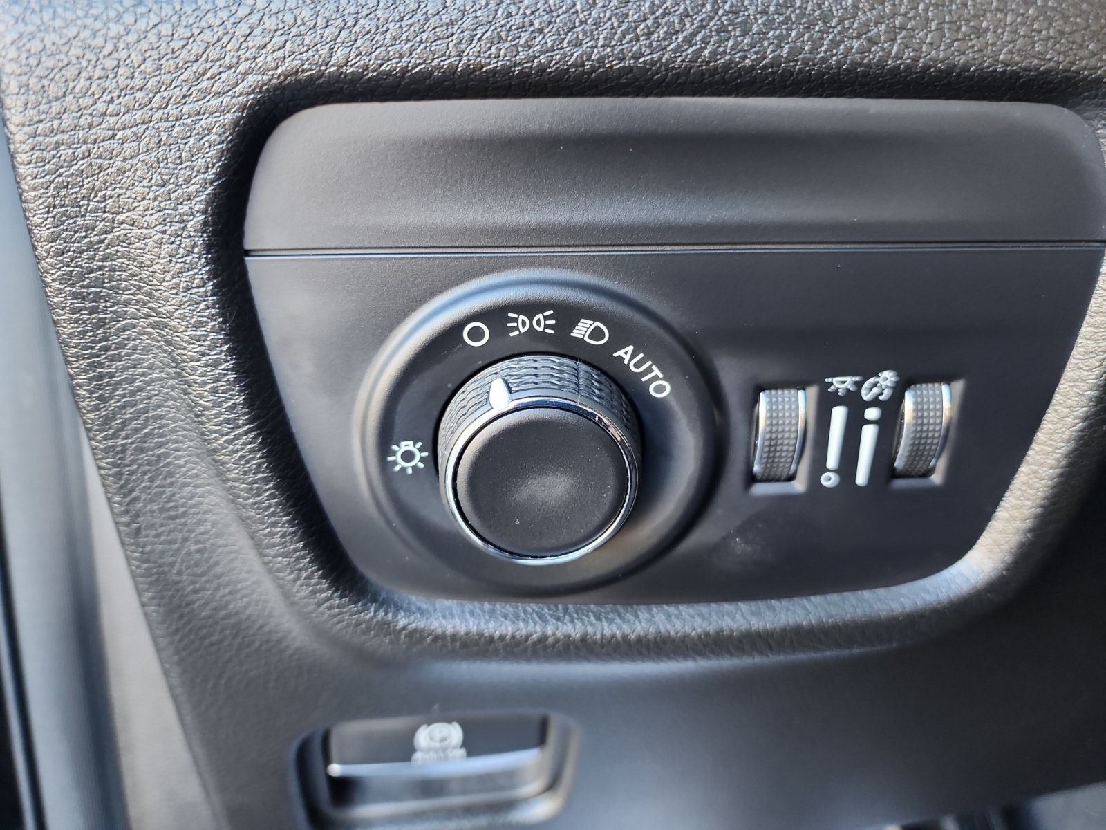 Used 2023 Jeep Grand Cherokee Laredo w/ Luxury Tech Group I RWD image 25