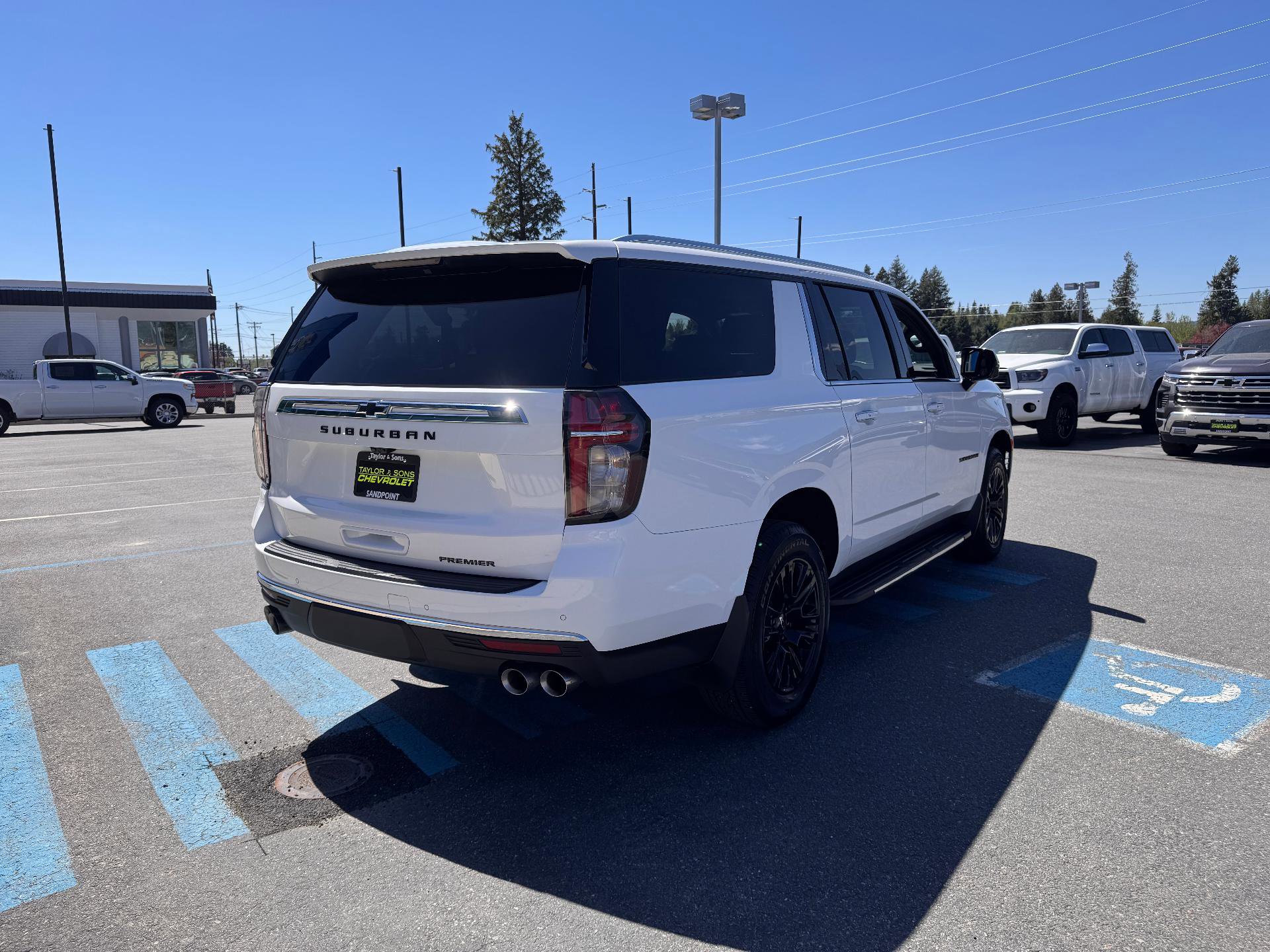 Used 2024 Chevrolet Suburban Premier w/ Premium Package AWD/4WD image 7