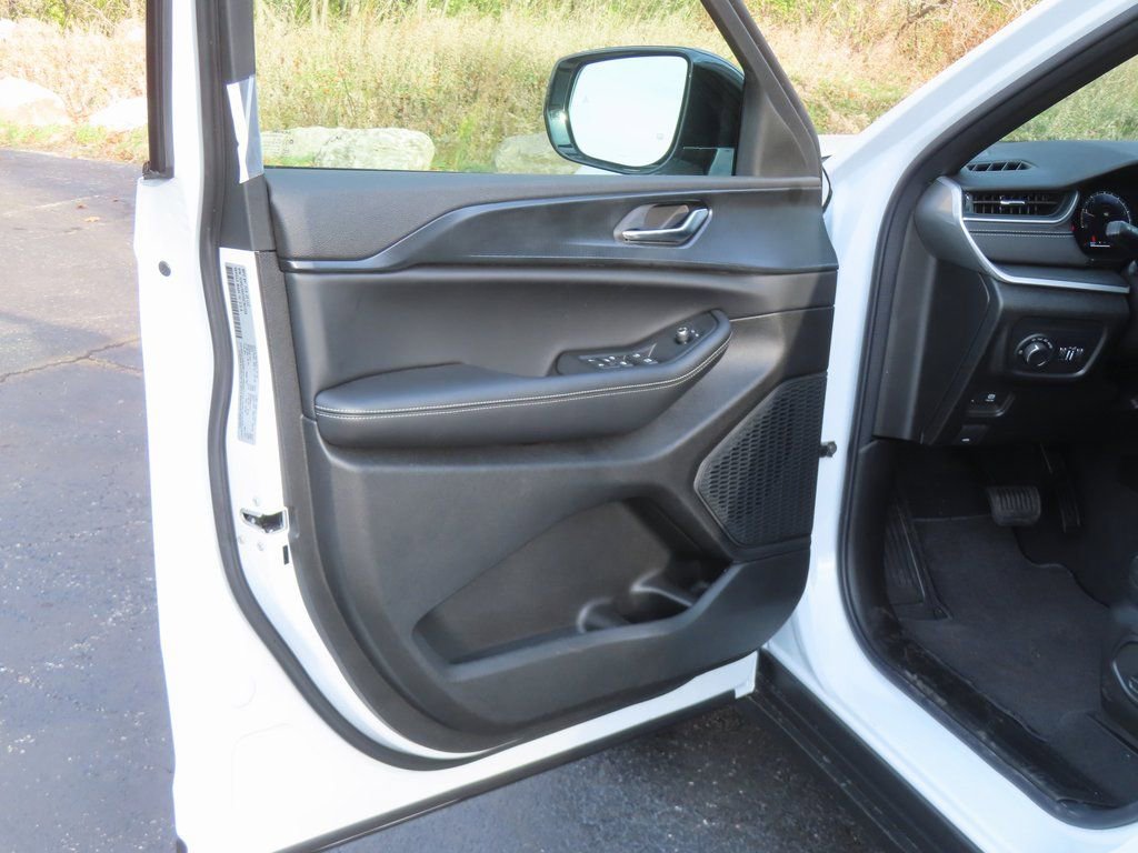 New 2025 Jeep Grand Cherokee Altitude image 20