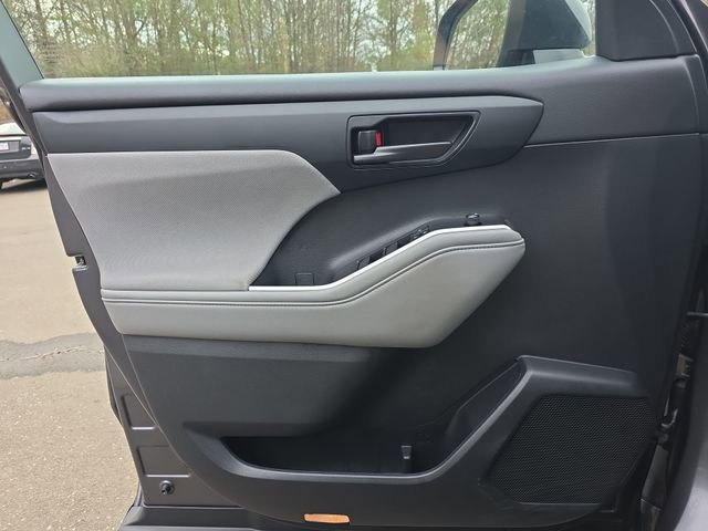 Used 2021 Toyota Highlander L image 40