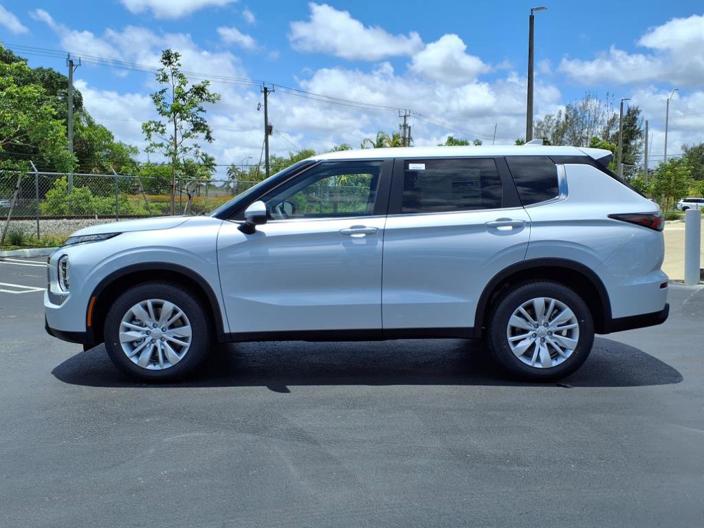 New 2025 Mitsubishi Outlander ES image 2