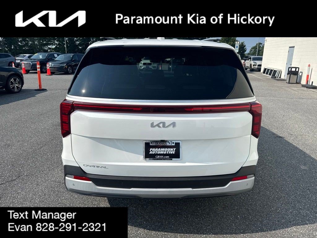 Used 2025 Kia Carnival EX FWD image 6