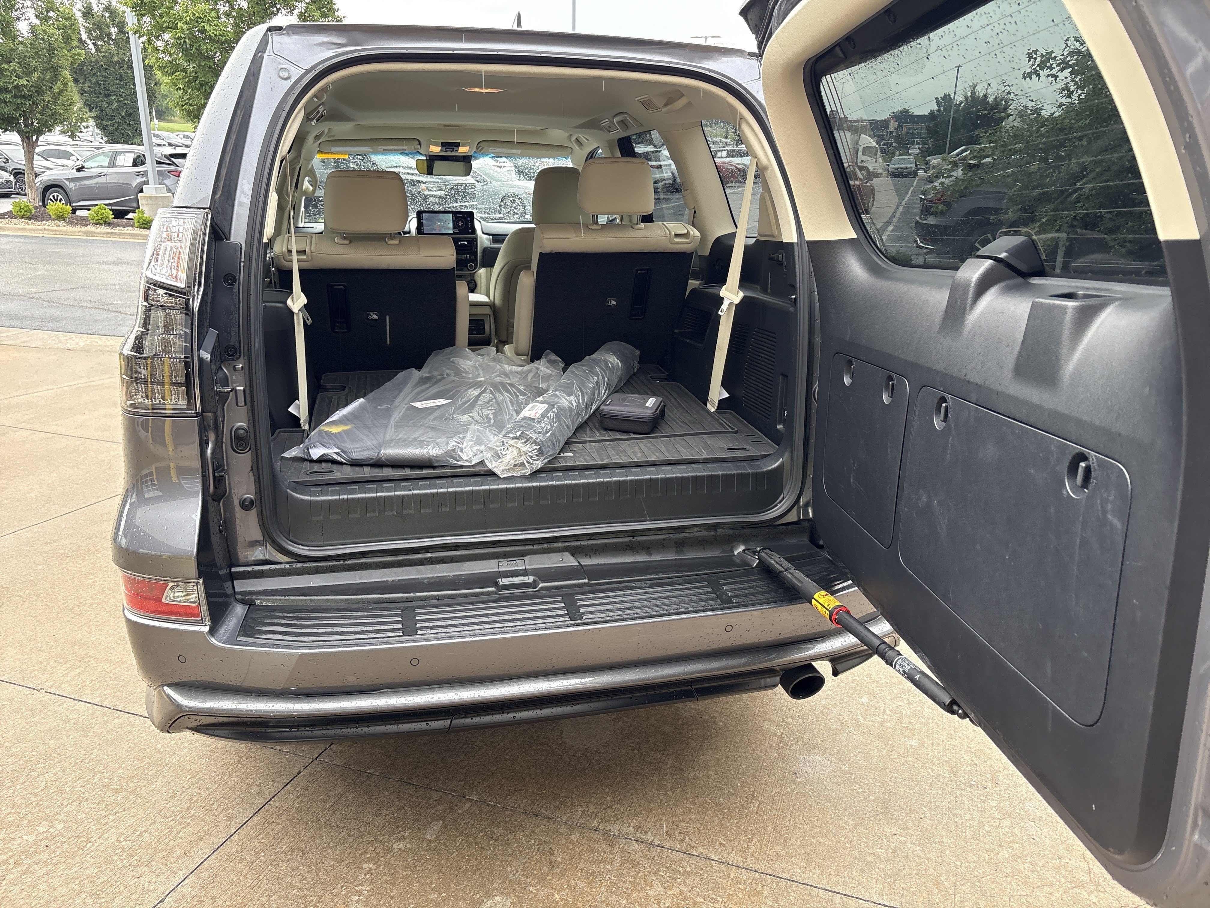 Used 2023 Lexus GX 460 Premium w/ Accessory Package AWD/4WD image 32