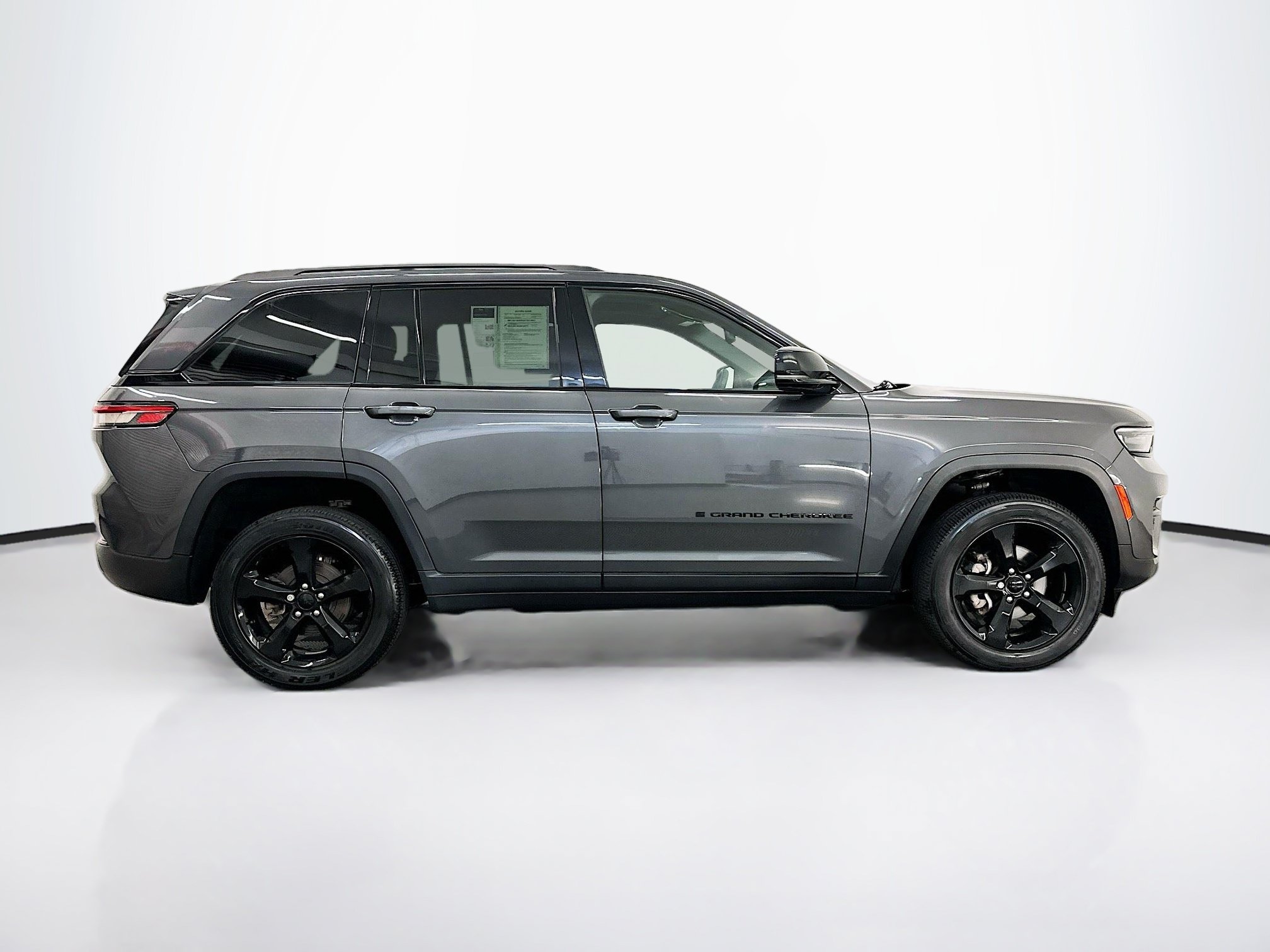 Used 2023 Jeep Grand Cherokee Laredo AWD/4WD image 10