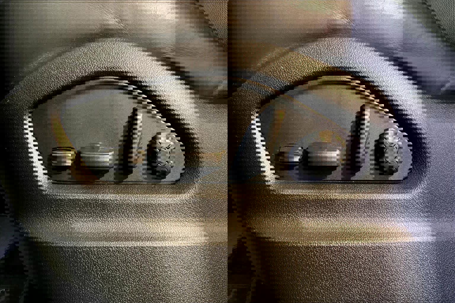 Certified 2022 Porsche Cayenne w/ Premium Package image 40