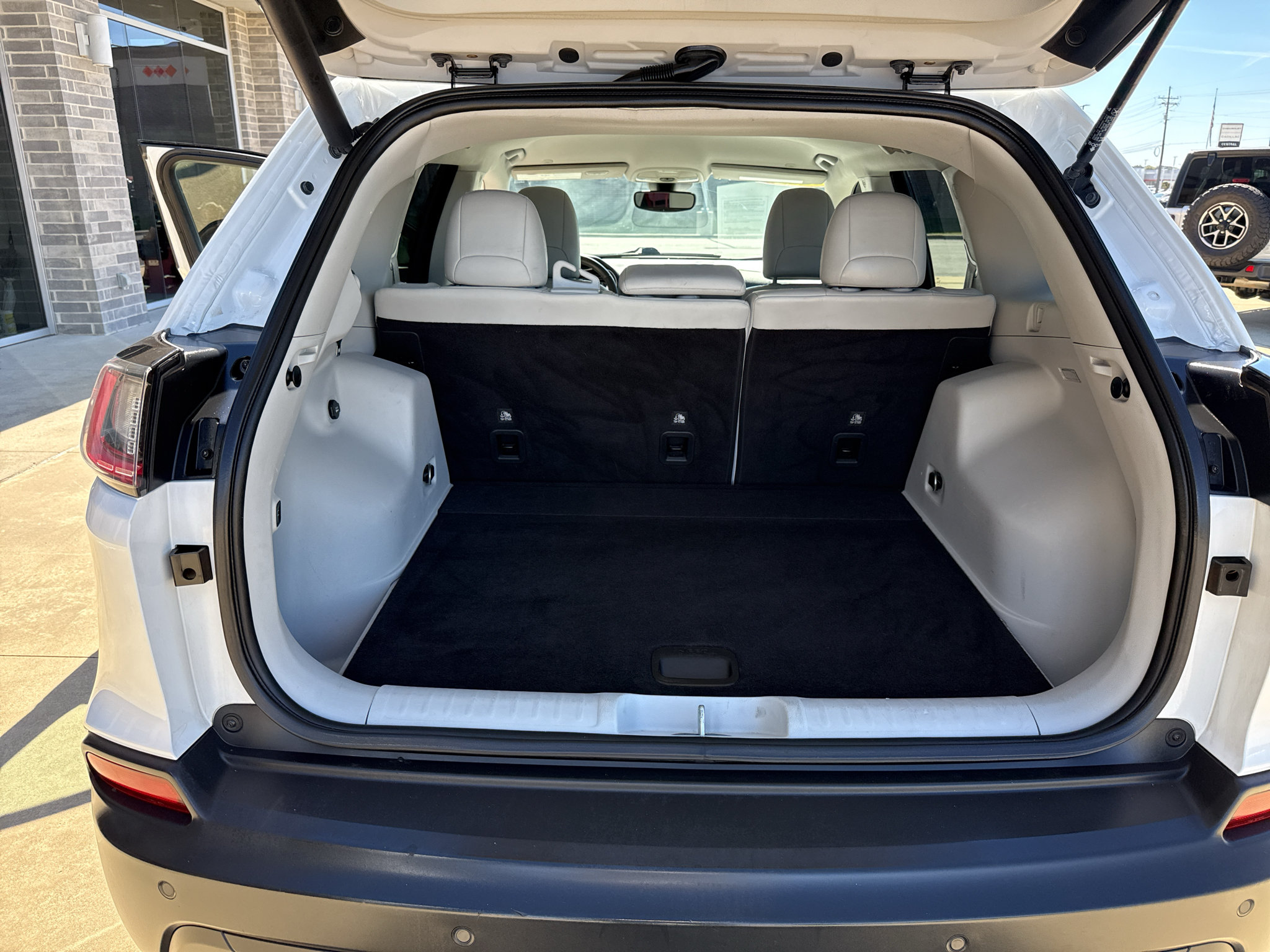 Used 2021 Jeep Cherokee Latitude Lux w/ Comfort/Convenience Group FWD image 18