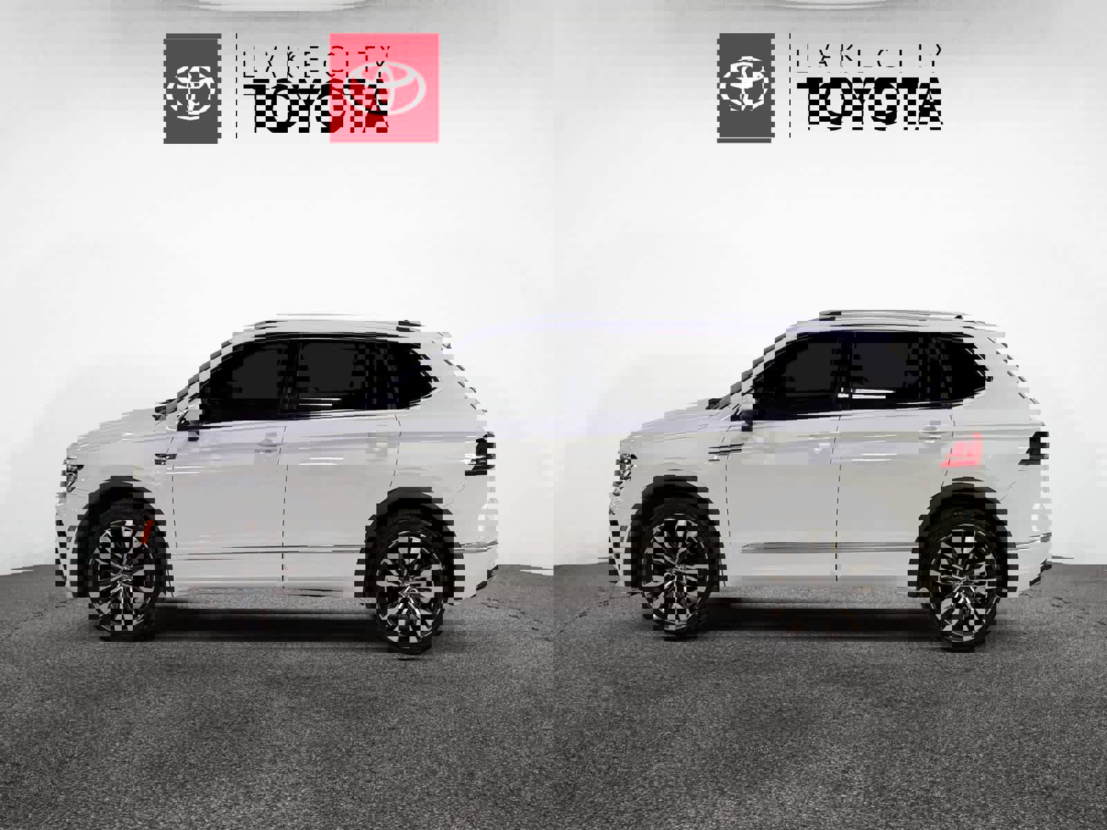 Used 2018 Volkswagen Tiguan SEL Premium w/ R-Line Package image 3