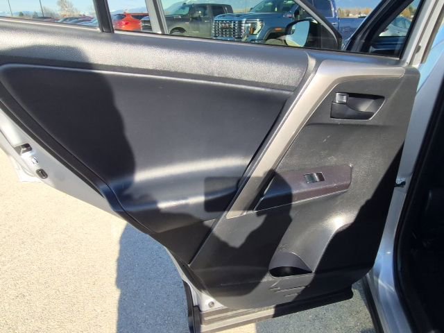 Used 2018 Toyota RAV4 LE image 13