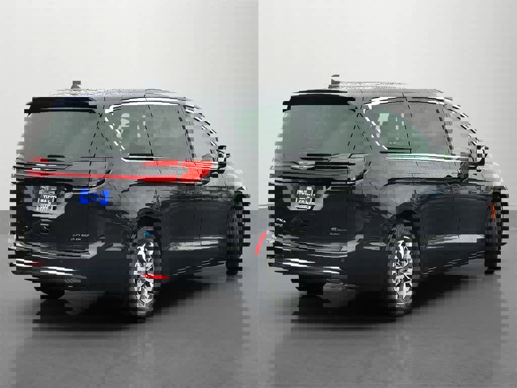 Used 2023 Chrysler Pacifica Touring-L image 6