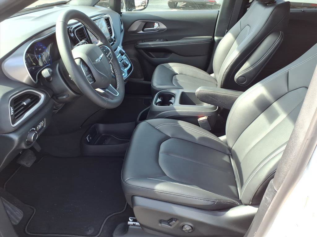 New 2026 Chrysler Voyager LX image 3