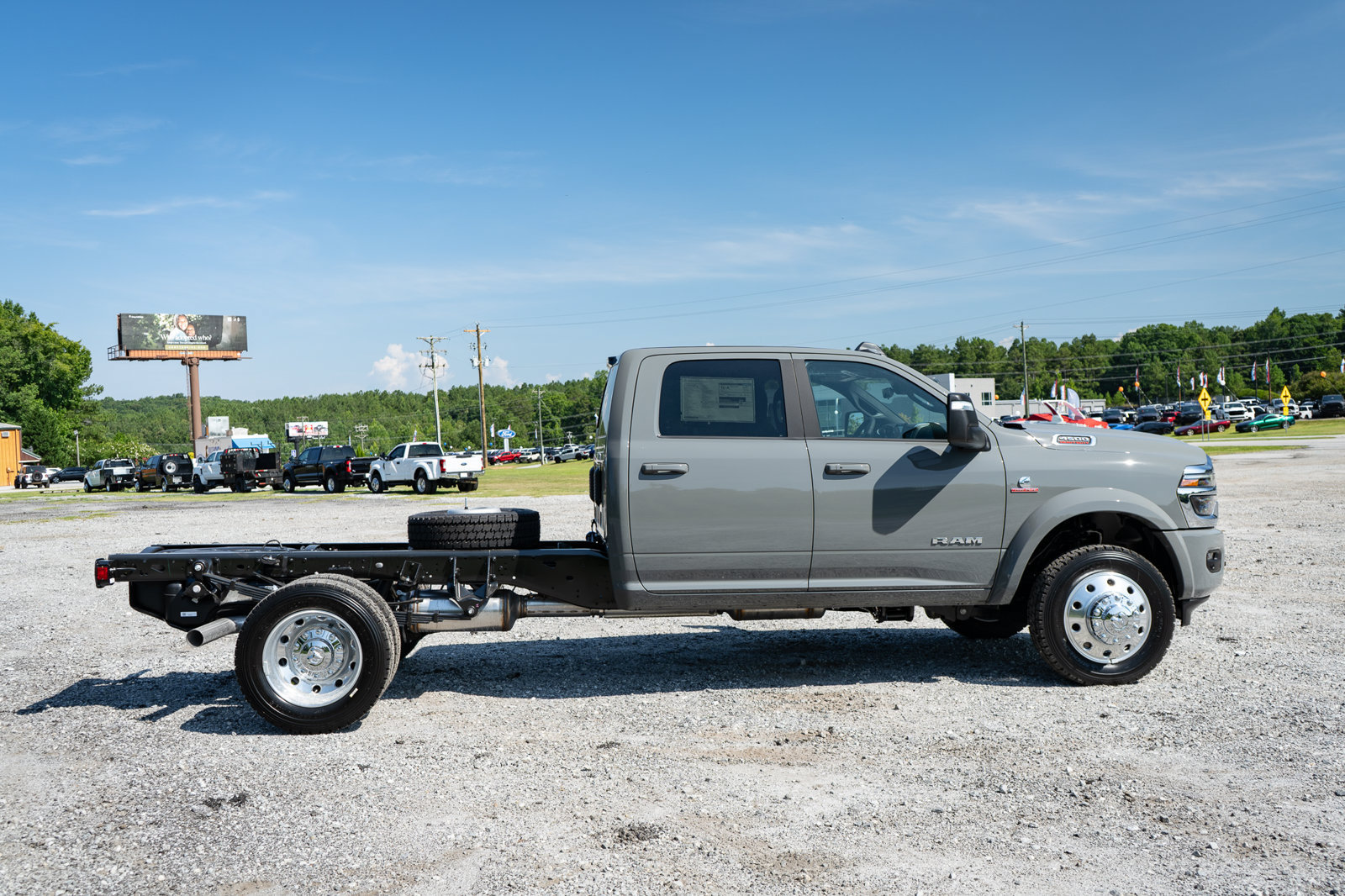 New 2026 RAM 4500 4x4 Crew Cab DRW w/ Laramie Trim Package image 10