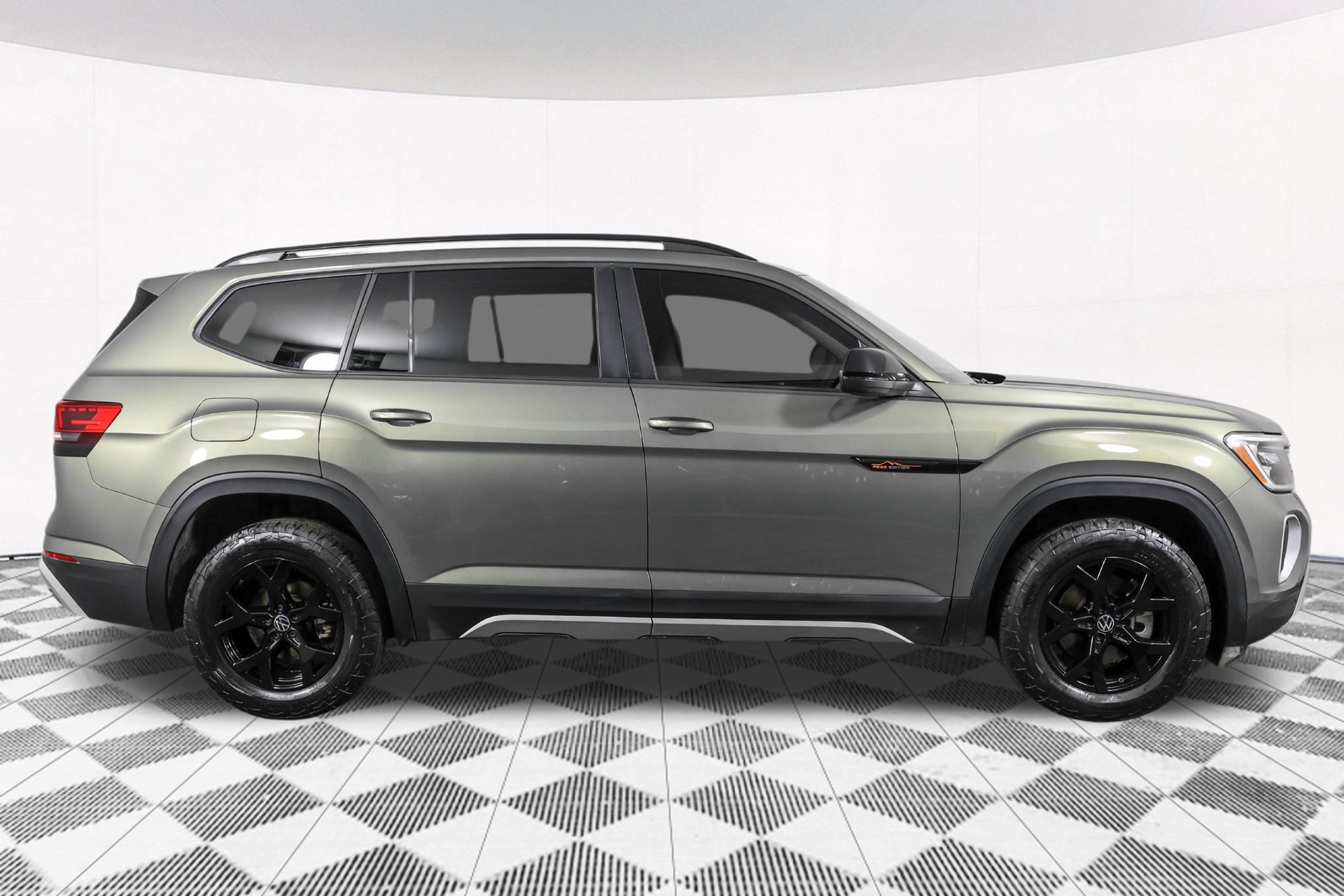 Used 2024 Volkswagen Atlas Peak Edition SE AWD/4WD image 15