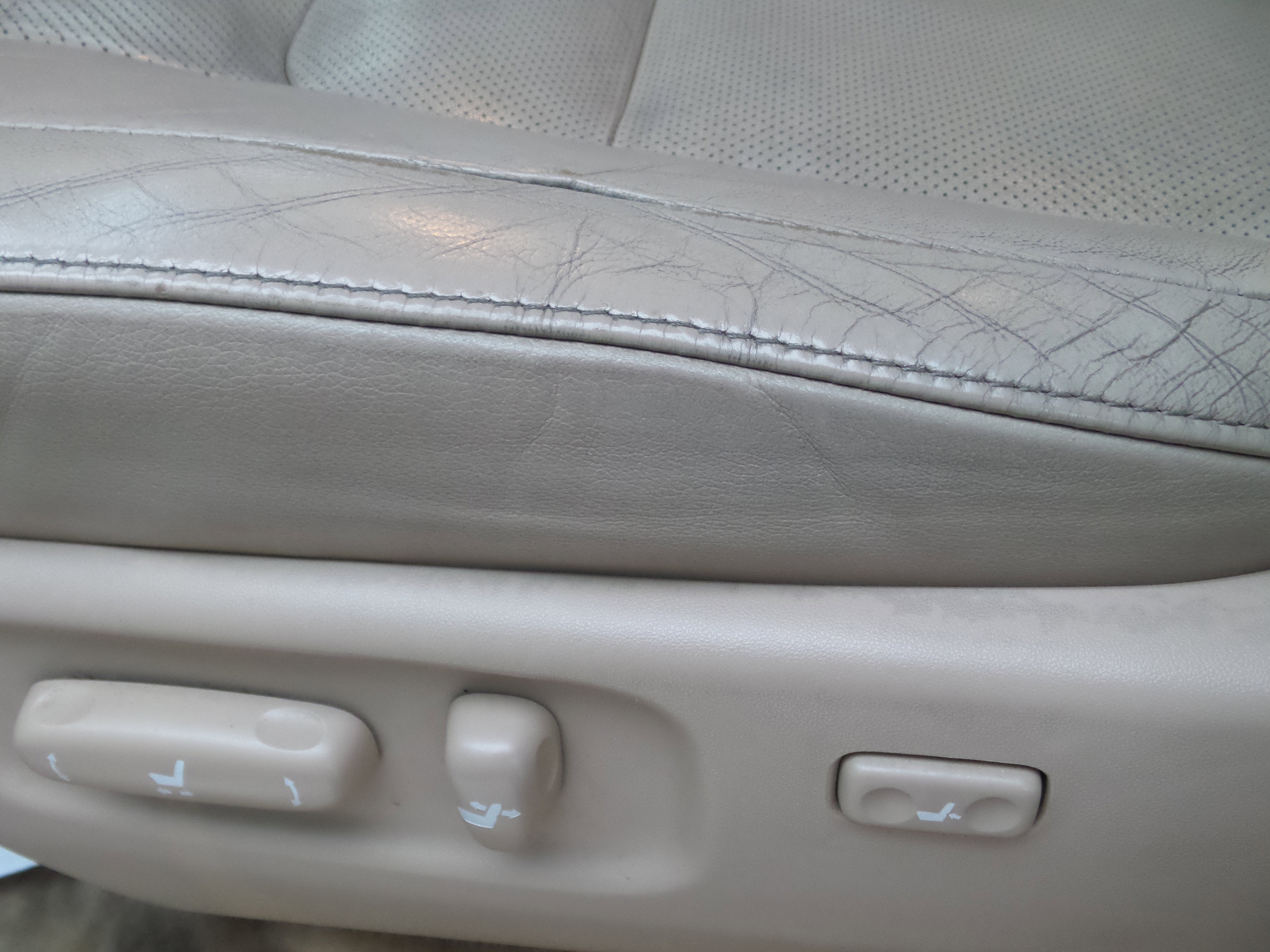 Used 2013 Toyota Land Cruiser image 32