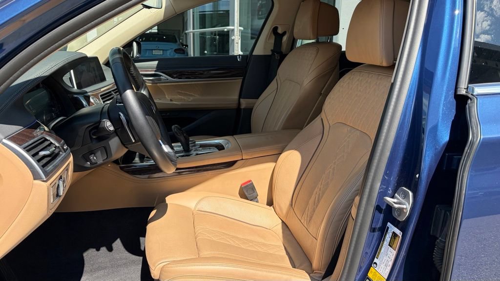 Used 2022 BMW 740i xDrive w/ Premium Package AWD/4WD image 5