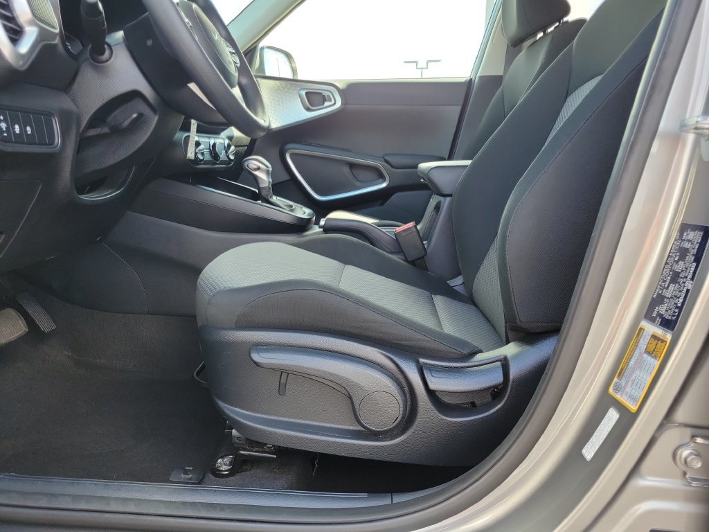 Used 2025 Kia Soul LX w/ LX Technology Package FWD image 19