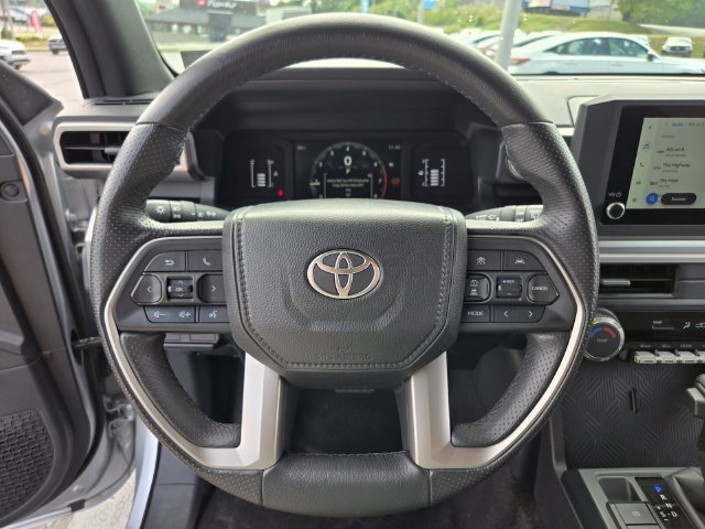 Used 2025 Toyota 4Runner SR5 AWD/4WD image 30