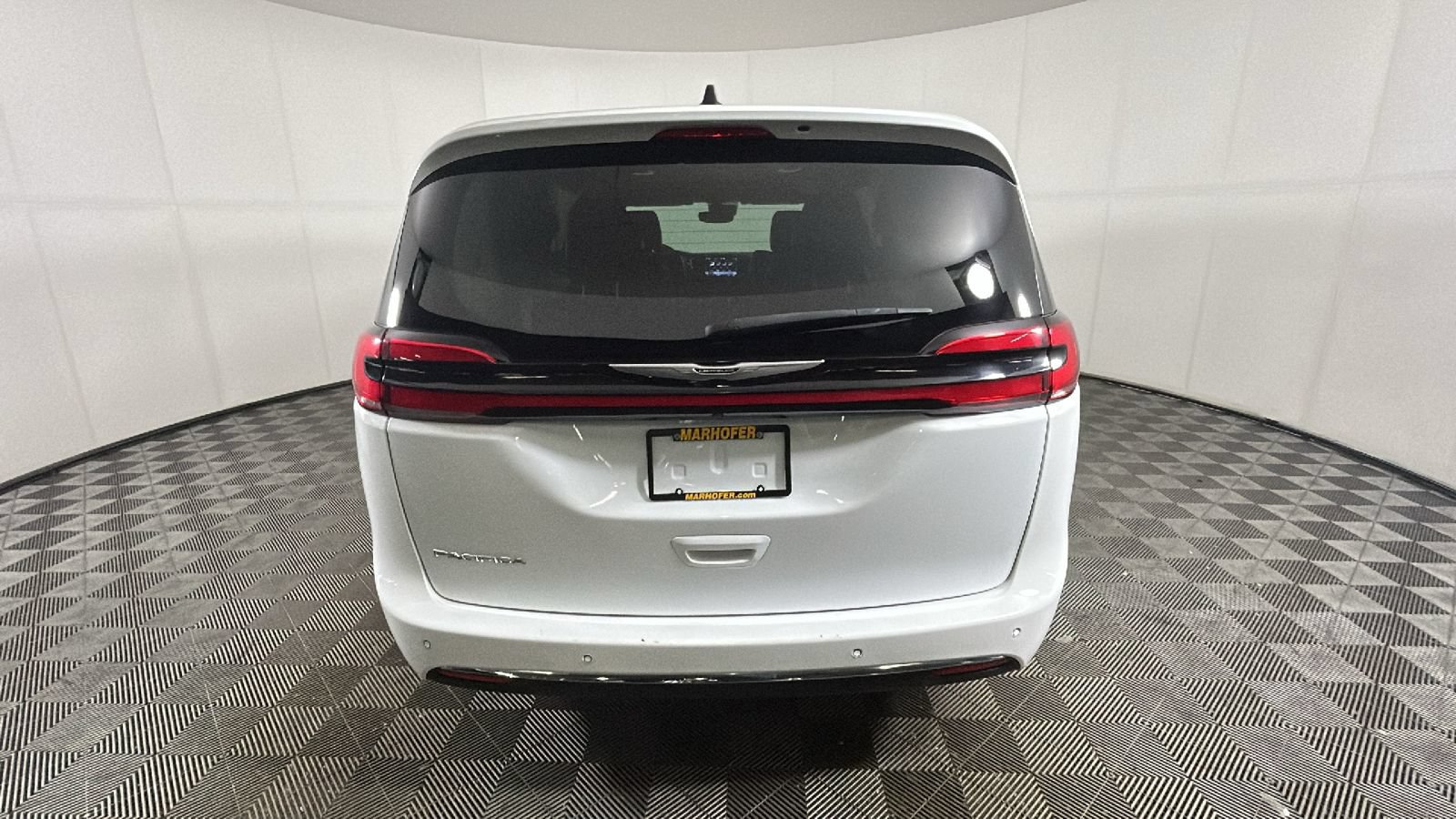 Used 2023 Chrysler Pacifica Touring-L FWD image 4