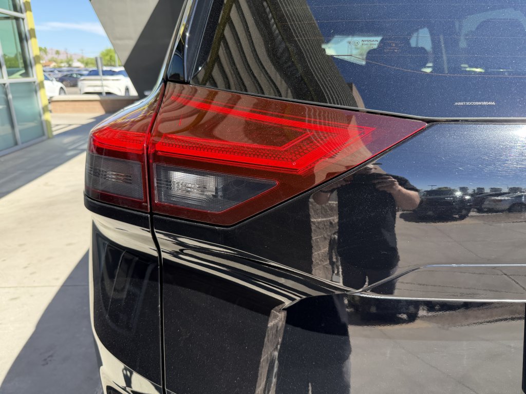 Used 2025 Nissan Rogue Platinum w/ Tech Package FWD image 14