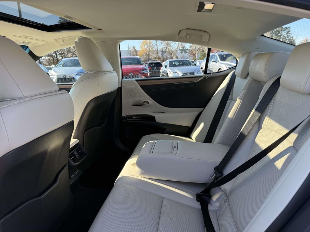 Used 2025 Lexus ES 300h w/ Premium Package image 17