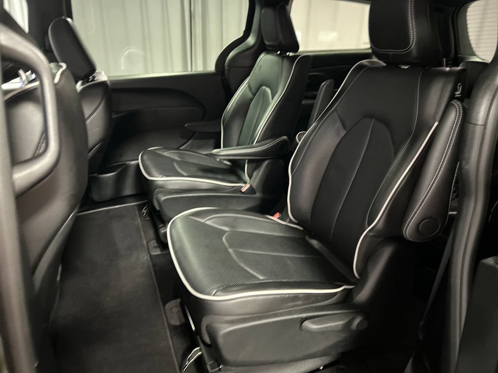 Used 2025 Chrysler Pacifica Premium FWD image 24