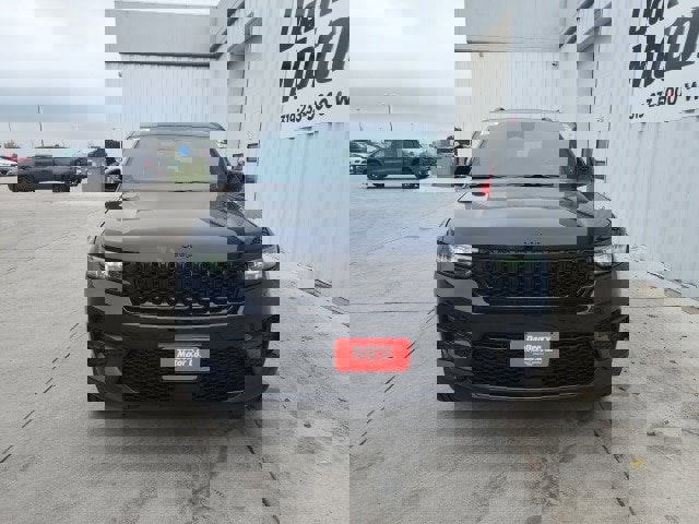 New 2025 Jeep Grand Cherokee Altitude image 3