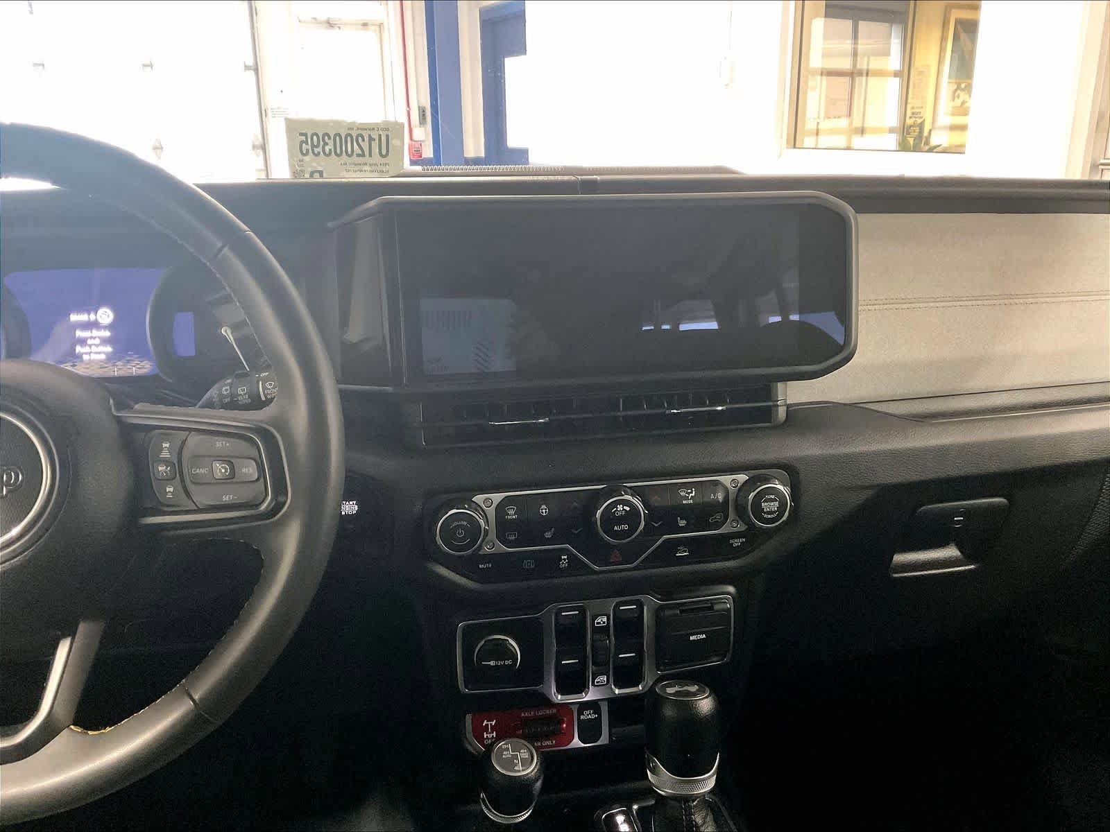 Used 2024 Jeep Wrangler Unlimited AWD/4WD image 18