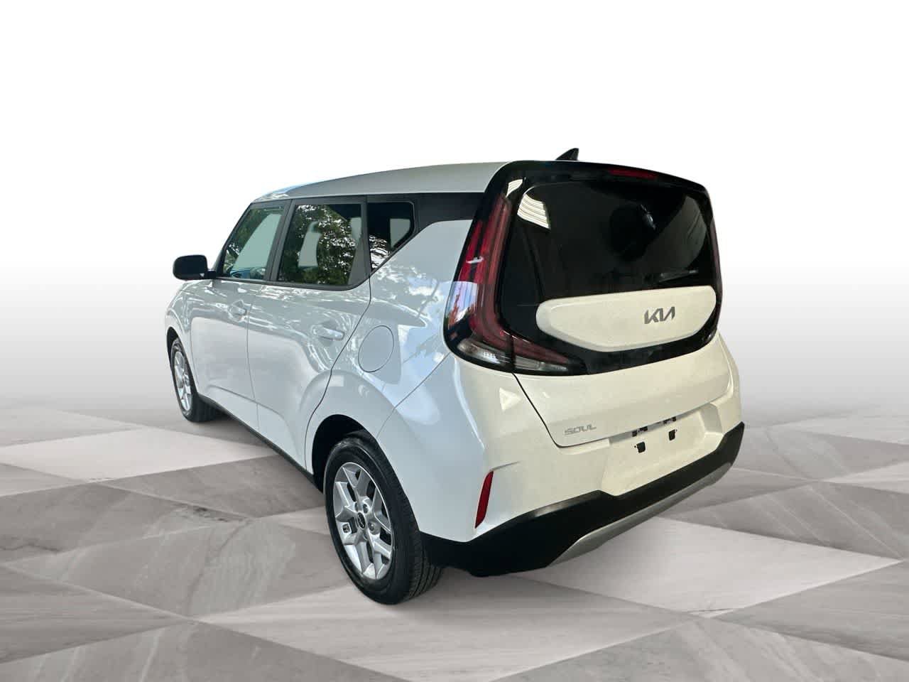 Used 2025 Kia Soul LX w/ LX Technology Package FWD image 6