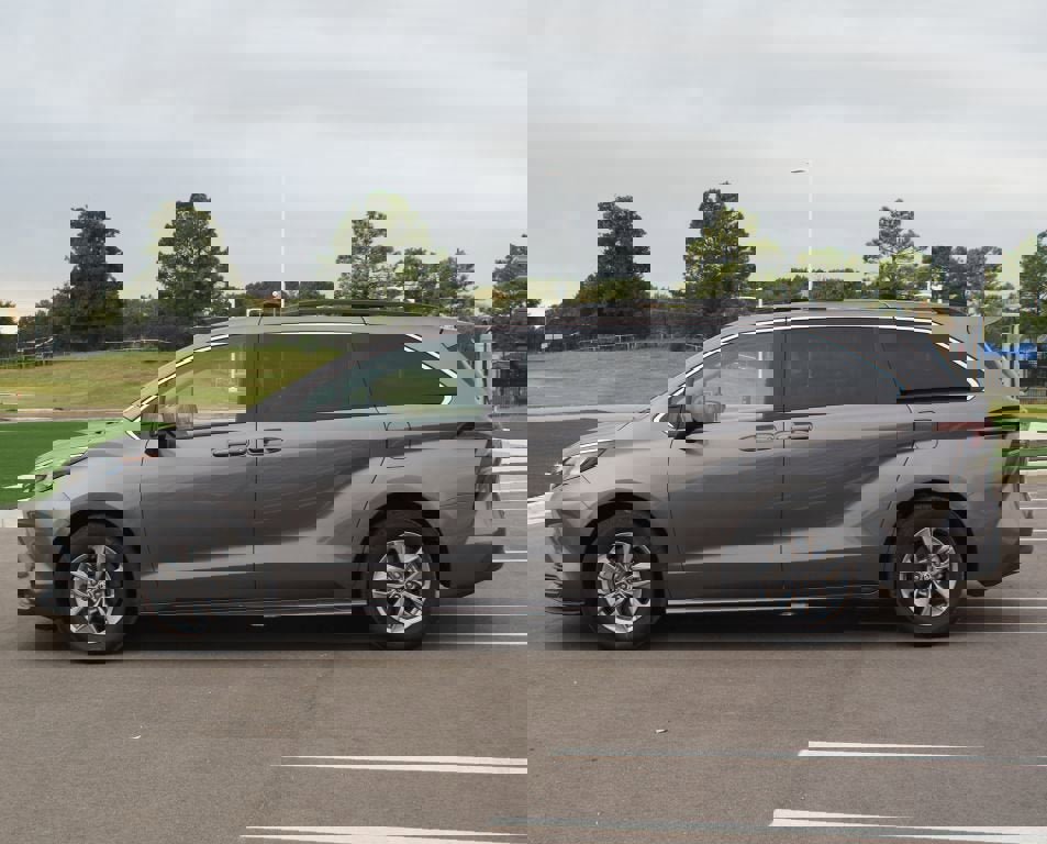 Used 2024 Toyota Sienna LE image 12