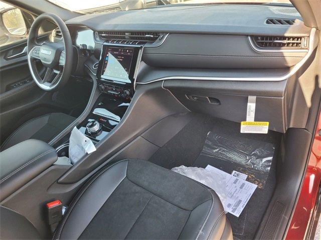 New 2025 Jeep Grand Cherokee Altitude image 17